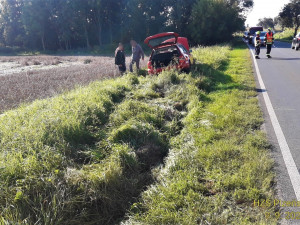 Při střetu dvou vozidel na Plzeňsku zůstalo jedno z nich převrácené na střeše v příkopu