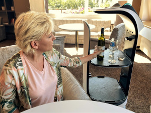 Šumavský hotel začal jako první využívat robotickou servírku, hosté jsou nadšení