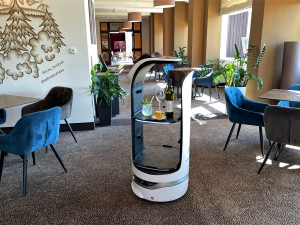 Šumavský hotel začal jako první využívat robotickou servírku, hosté jsou nadšení