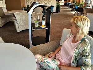 Šumavský hotel začal jako první v Česku využívat robotickou servírku, hosté jsou nadšení