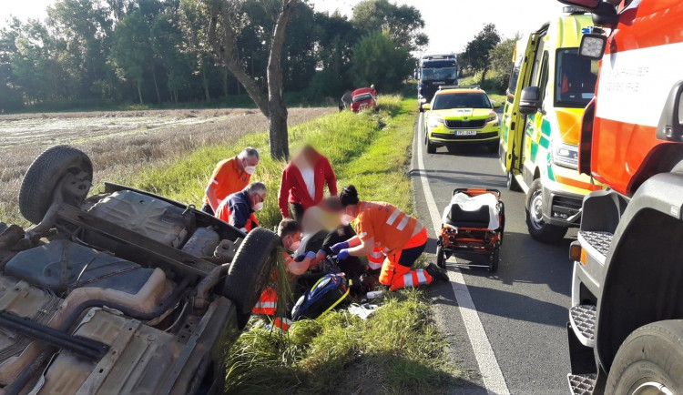 Při střetu dvou vozidel na Plzeňsku zůstalo jedno z nich převrácené na střeše v příkopu