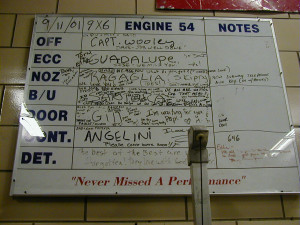 Tabule se jmény jedné směny hasičů, kteří 11. září 2001 zahynuli