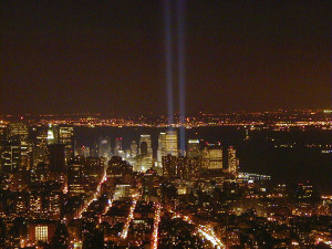 Budovy, které dotvářely ikonické panorama New Yorku nahradily dva světelné sloupce, které ozařovaly noční oblohu.