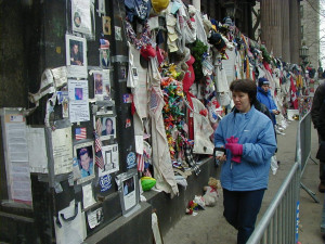 V nejbližším okolí tragédie vzniklo několik pietních míst.