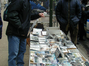 Na ulicích se objevovali i prodejci, kteří se chtěli na celé věci přiživit.