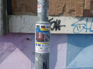 Soutěžní letáky s QR kódem jsou většinou umístěny na stromech nebo sloupech veřejného osvětlení.