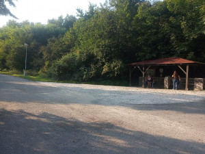 Soutěžní letáky s QR kódem jsou většinou umístěny na stromech nebo sloupech veřejného osvětlení.