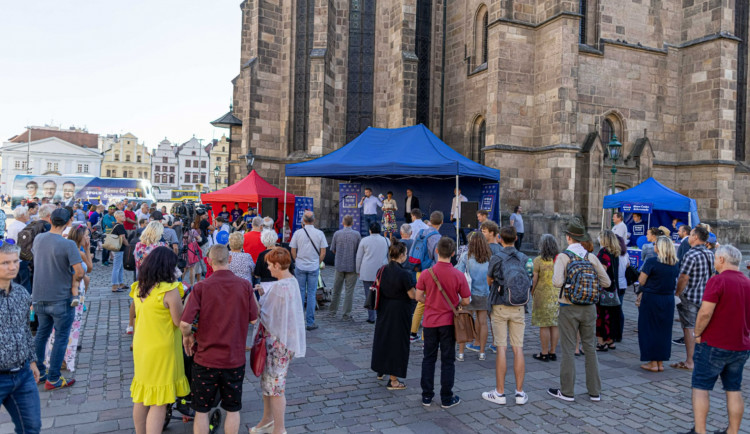 Volební kampaň v Plzeňském kraji nabývá na síle, strany sázejí na osobní setkání