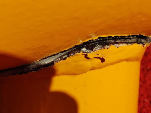 Vadný svár na patce konstrukce