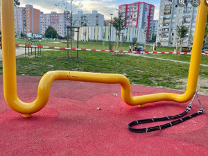 Trubka málem rozsekla dceři hlavu, podle místních jde o amatérsky smontovanou konstrukci