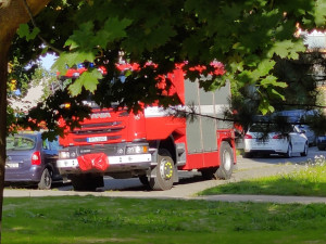 Houpačku po příjezdu rozebrali hasiči