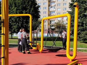 Houpačku po příjezdu rozebrali hasiči