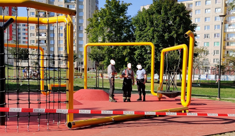 Trubka málem rozsekla dceři hlavu, podle místních jde o amatérsky smontovanou konstrukci