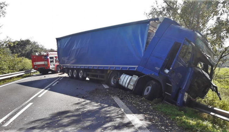 Řidič osobáku se čelně srazil s kamionem, na místě zemřel