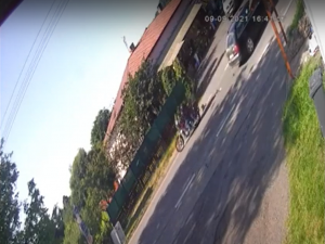 Neznámý řidič Audi A6 při odbočování vlevo srazil motorkáře a od nehody ujel, střet zachytila kamera