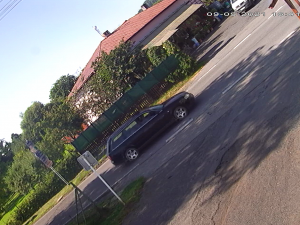 Neznámý řidič Audi A6 při odbočování vlevo srazil motorkáře a od nehody ujel, střet zachytila kamera