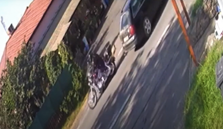 Neznámý řidič Audi A6 při odbočování vlevo srazil motorkáře a od nehody ujel, střet zachytila kamera