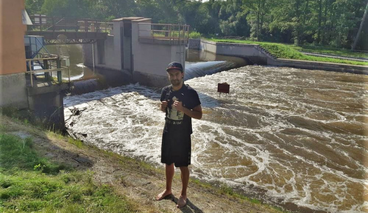 Policista skočil do vody a vytáhl topícího se muže