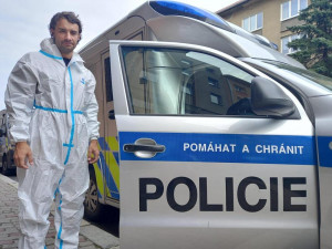 Policista skočil do vody a vytáhl topícího se muže