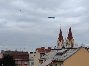 Zeppelin ovládl nebe nad Plzní, největší vzducholoď světa je delší než největší osobní Airbus