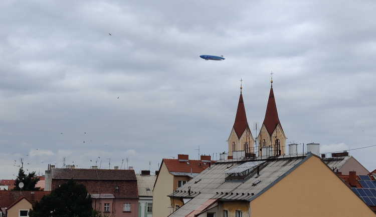 Zeppelin ovládl nebe nad Plzní, největší vzducholoď světa je delší než největší osobní Airbus