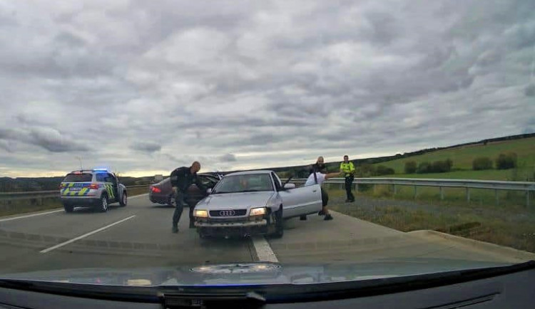 Šílenou jízdu zdrogovaného řidiče vozu značky Audi na dálnici D5 ukončila policie speciálním manévrem