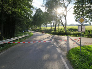 Seniora jedoucího s malotraktorem smetl na silnici mladý řidič s volvem, muž nehodu nepřežil
