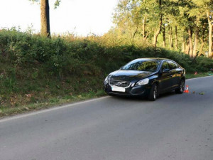 Seniora jedoucího s malotraktorem smetl na silnici mladý řidič s volvem, muž nehodu nepřežil