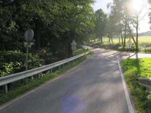 Seniora jedoucího s malotraktorem smetl na silnici mladý řidič s volvem, muž nehodu nepřežil