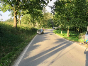 Seniora jedoucího s malotraktorem smetl na silnici mladý řidič s volvem, muž nehodu nepřežil