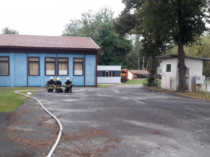 Hasiči likvidují únik zemního plynu z nadzemního zásobníku, evakuovali obyvatele pěti domů