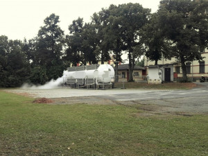 Hasiči likvidují únik zemního plynu z nadzemního zásobníku, evakuovali obyvatele pěti domů