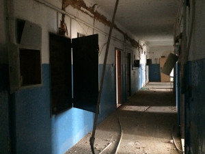 Obří dům hrůzy, ve kterém se i vraždilo, zeje už roky prázdnotou. Víme jak to vypadá uvnitř