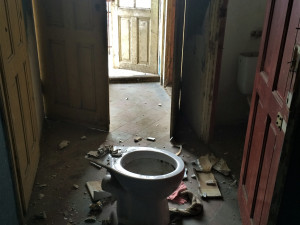 Obří dům hrůzy, ve kterém se i vraždilo, zeje už roky prázdnotou. Víme jak to vypadá uvnitř