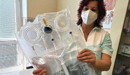 Vedoucí sestrou programu peritoneální dialýzy je Jana Bednaříková, která stála u zrodu dětské peritoneální dialýzy v ČR, pracovala mimo jiné i na dětské dialýze ve Fakultní nemocnici Motol nebo v jednom z nejvýznamnějších evropských pracovišť dialýzy v ně