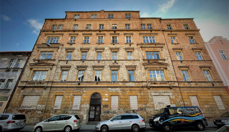 Obří dům hrůzy, ve kterém se i vraždilo, zeje už roky prázdnotou. Víme jak to vypadá uvnitř