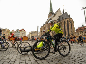 Cyklistů a elektokoloběžek ve městě přibývá, radnice připravuje nová řešení cyklodopravy