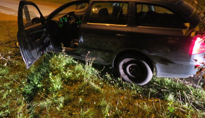Řidič ujížděl policistům a havaroval, dál pokračoval pěšky