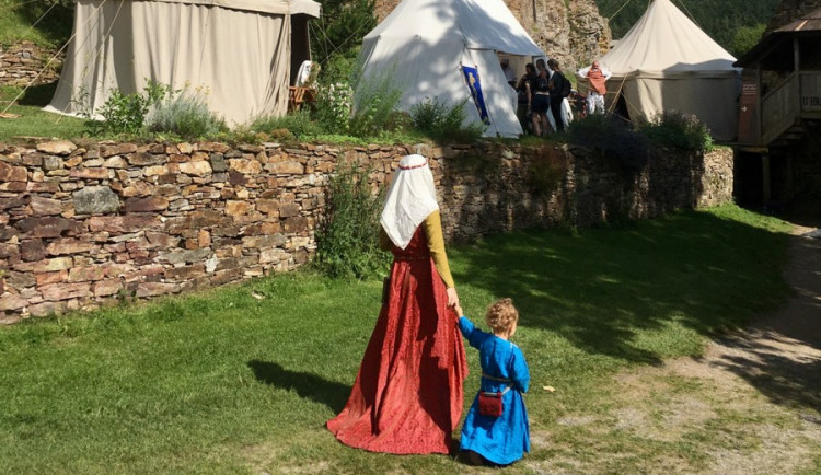 Dny šumavského trojhradí představí o víkendu středověkou módu