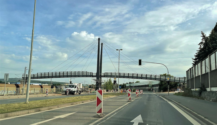 Lávka překlenula ulici U Seřadiště