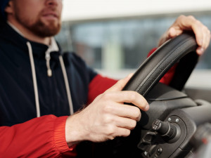 Zdrogovaný muž se snažil přejet autem přítelkyni a taxikáře