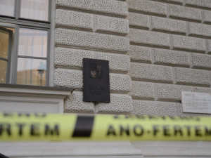 Desítky objektů po celé ČR omotala žlutá exekuční páska s nápisem Zabaveno Ano-fertem!