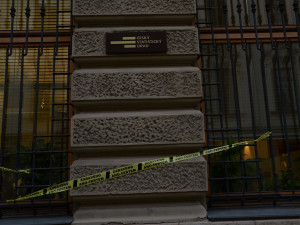 Desítky objektů po celé ČR omotala žlutá exekuční páska s nápisem Zabaveno Ano-fertem!