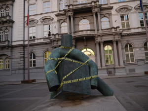 Desítky objektů po celé ČR omotala žlutá exekuční páska s nápisem Zabaveno Ano-fertem!