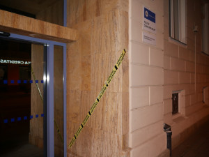 Desítky objektů po celé ČR omotala žlutá exekuční páska s nápisem Zabaveno Ano-fertem!