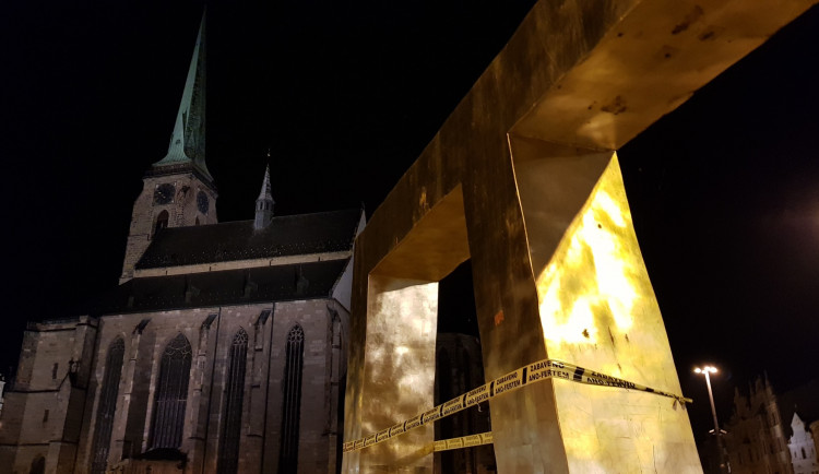 Zabaveno Ano-fertem! Kašnu před katedrálou omotala žlutá páska