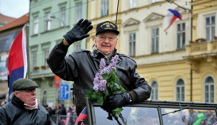Zemřel Válečný veterán a osvoboditel Plzně Earl Ingram, bylo mu 99 let