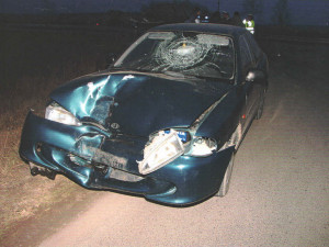 Dvacetiletý řidič nedával pozor a smetl motorku, na které jela Iveta s přítelem