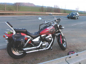 Dvacetiletý řidič nedával pozor a smetl motorku, na které jela Iveta s přítelem