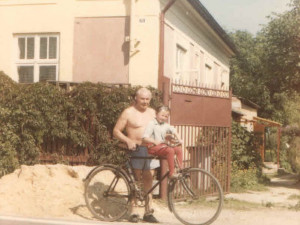 Iveta ještě jako malá holčička se svým otcem před domem v Úhercích